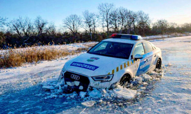 Beszakadt a jég egy rendőrautó alatt