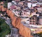 Eltűnik egy város Szicíliában? Brutális földcsuszamlás falja fel Niscemi házait, 1500 embert evakuáltak