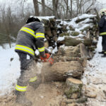 Tényleg túlmunkában aprítják a tűzoltók a tűzifát, de kifizetik őket érte
