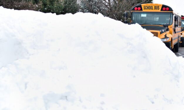 Kritikus állapotba került egy 8 éves diák, miután kiesett egy iskolabuszból