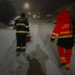 Magához ölelve szabadította ki a lázas egyévest a mentős a hó fogságából