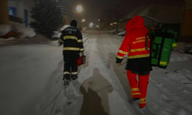 Magához ölelve szabadította ki a lázas egyévest a mentős a hó fogságából
