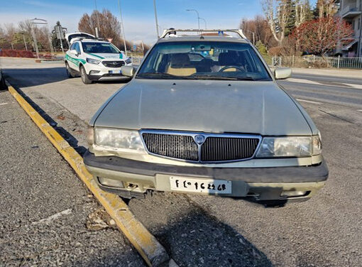 Fából faragott rendszámot találtak egy autón, a számok is kitaláltak voltak