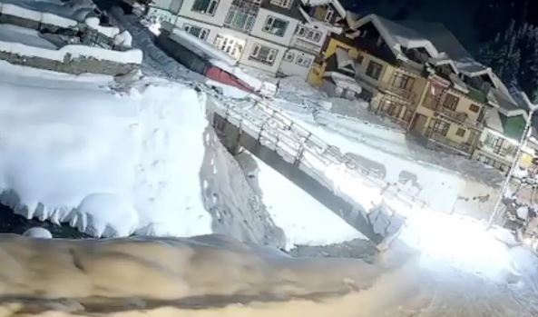 Monumentális lavinaomlást vettek videóra