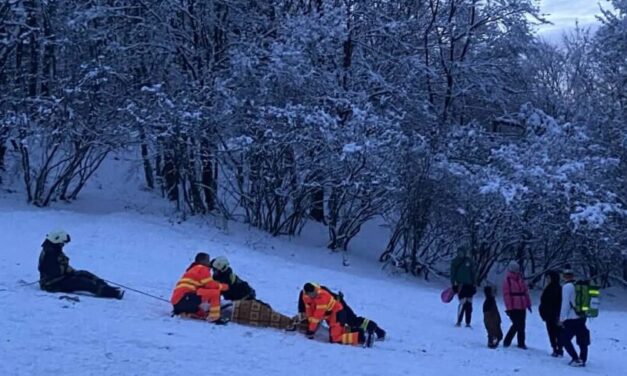 A pécsi sípályán balesetező nőt hoztak le kötelek segítségével a tűzoltók