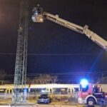 Felmászott a vasútállomáson lévő 15 méteres lámpaoszlopra egy nő, hogy leugorjon