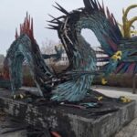 Elfogták a kazincbarcikai sárkányt mintázó szobrot felgyújtó férfit + videó