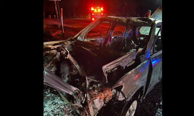 Szolgálaton kívüli tűzoltó és felesége húzott ki két embert egy lángoló autóból éjjel