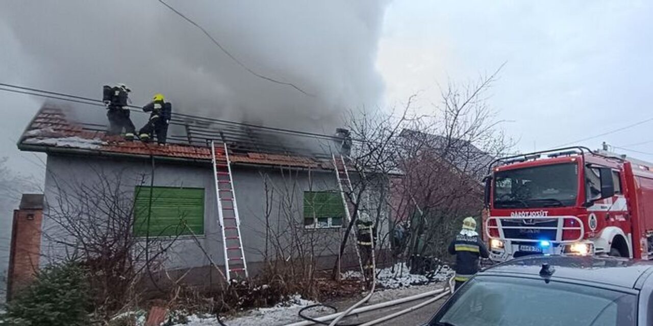 Szinte porig égett egy makói ház tetőszerkezete a pusztító tűzben – utánajártunk, mi okozhatta a történteket (galéria, videó)
