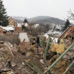 „Azt hittem, bomba robbant alattam” – gázrobbanásban megsemmisült egy családi ház Pannonhalmán, negyven pedig megrongálódott