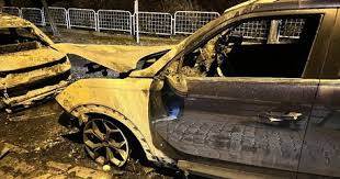 Két lángoló autó Budapesten – benzinnel gyújtották fel őket