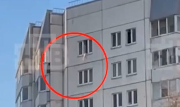 Kiesett egy kisfiú egy ház kilencedik emeletéről, járókelők kapták el Szentpéterváron