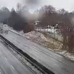 Elbambult a furgonos, telibe trafálta az álló kamiont az M7-esen + videó