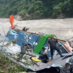 Többen meghaltak, amikor folyóvölgybe zuhant egy utasokkal teli autóbusz Nepálban