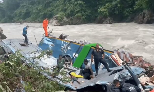 Többen meghaltak, amikor folyóvölgybe zuhant egy utasokkal teli autóbusz Nepálban