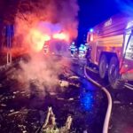 TRAGÉDIA: Kamion és autóbusz ütközött, utóbbi sofőrje elevenen égett el a járműben