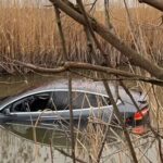 Rendkívüli! Elmerült egy Tesla a Hortobágy-Berettyóban, mentőket is riasztottak a helyszínre – videó