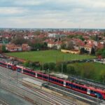 A szerbek bemutatták a kínai vonatokat, amik a Budapest–Belgrád vasútvonalon fognak közlekedni: bőrülések, kávégép és 500 férőhely – videó