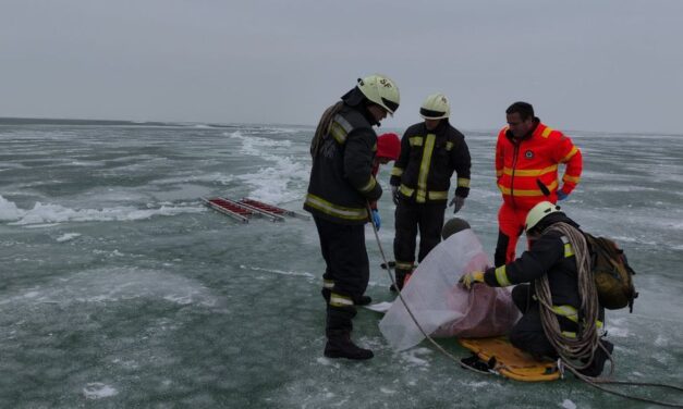A jég halálos csapdája: tűzoltók mentettek életeket