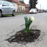 Videó: „30 defekt 2 óra alatt” – Sorra szedi áldozatait egy jókora kátyú a Nagykőrösi úton