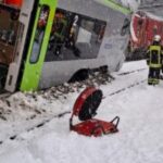 Lavina sodort le a sínekről egy svájci vonatot