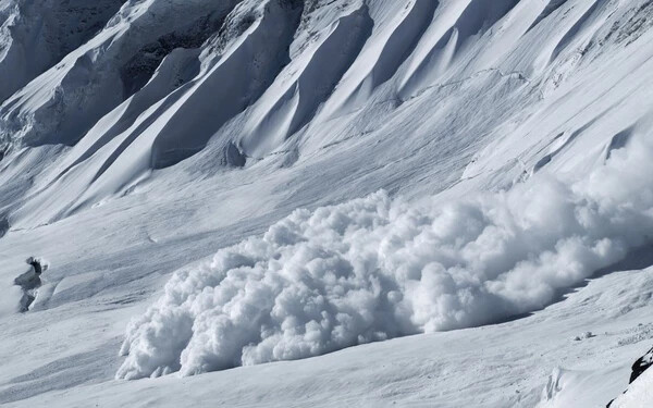 Félelmetes videón a lezúduló lavina: az emberek észre sem vették a közelgő veszélyt