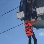 Beragadt a síparadicsom síliftje, órákig lógtak az emberek a magasban – videó