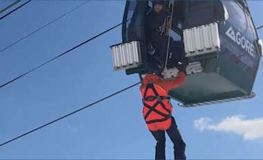 Beragadt a síparadicsom síliftje, órákig lógtak az emberek a magasban – videó