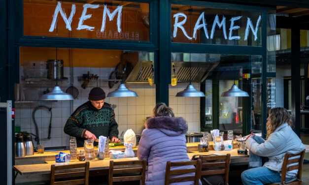 Ezért a levesért órákig állnak sorba emberek egy budapesti piacon