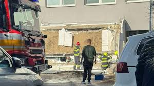 Leomlott az észak-komáromi ügyfélközpont tetőrésze, egy ember meghalt a balesetben +helyszíni fotók