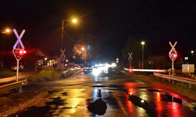 Döbbenetes videót osztottak meg a veszprémi rendőrök a vasúti átjárónál történtekről