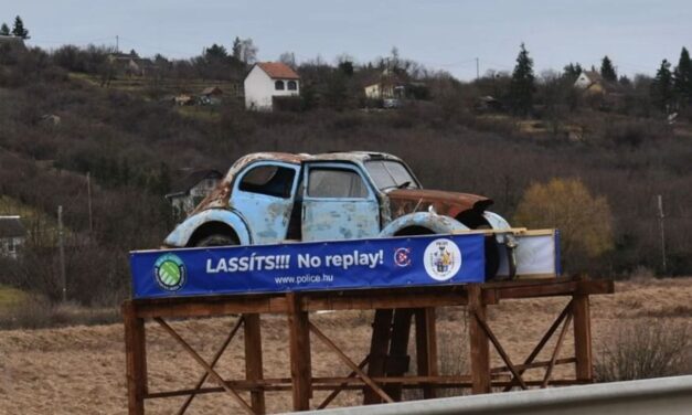 Rémisztő roncsautó-installáció került ki a 37-es út mellé
