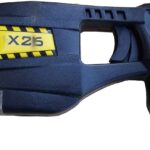 Elektromos sokkoló pisztolyt kapnak a francia közlekedésben dolgozó rendfenntartók