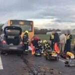 Tűzoltók és mentők hada sietett a baleset helyszínére: utasokkal teli busznak csapódott egy autó