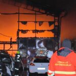 Súlyos tűzeset történt Csepelen csütörtök este – sorra indulnak a tűzoltók a nagy tűz miatt