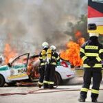 Rendőrök, mentők és tűzoltók bérét vágták meg, forr a levegő a szomszédban