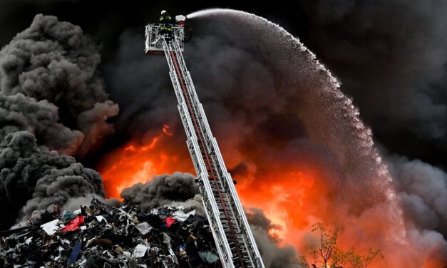 150 köbméter szemét égett hatalmas füsttel Soroksáron, egy hulladékfeldolgozóban