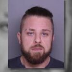 Rávizelt főnöke asztalára, egy edény chilibe és két tucat másik helyre a mentős – így akart pénzt keresni