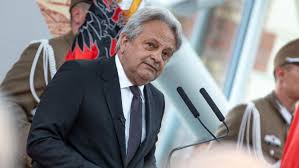 Balesetet szenvedett Vargha Tamás Budapesten – mentők és tűzoltók rohantak a helyszínre