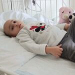 „Imádkoztam érte, hogy túlélje” – hetekig lélegeztetőgépen volt, 3 évesen küzd a daganattal Arabella