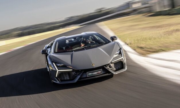 Új autót vett a magyar milliárdos, meg is mutatta