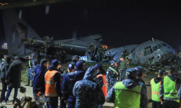 Káosz a légi baleset után: megrohanták a lezuhant pénzszállítót az emberek