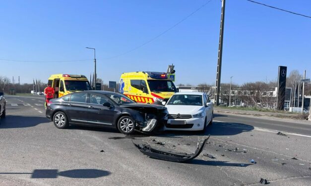 Komoly baleset történt Pécsen: gyerekek is voltak a karambolozó autóban