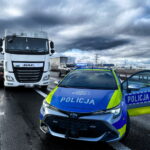 Megdicsérték a kamionost, amiért felkent a szalagkorlátra egy autót