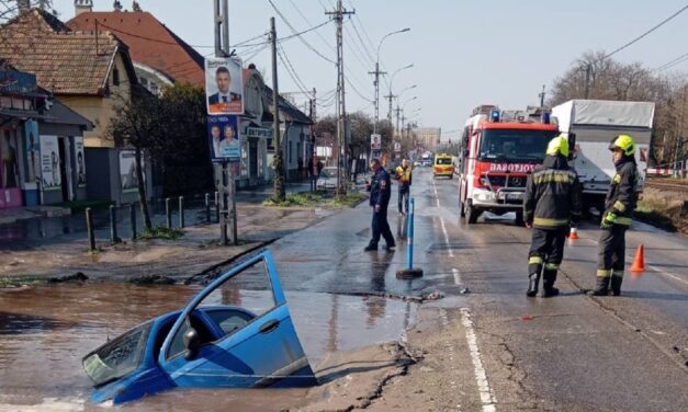Akkora csőtörés van Budapesten, hogy majdnem elsüllyedt egy autó miatta