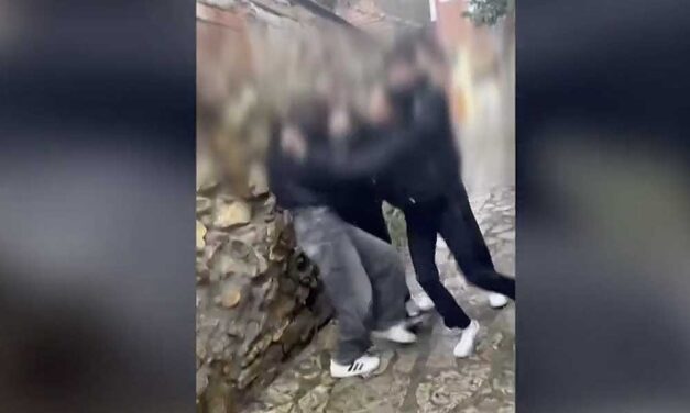 Felkavaró videó, brutálisan összevertek egy 12 éves lányt a buszmegállóban
