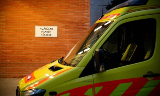 Összeesett egy nő egy budapesti céges rendezvényen, a mentők élesztették újra
