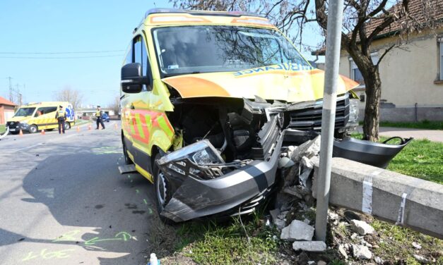 Kiderült, miért „nyársalta fel” a villanypózna a mentőautót, megszólalt az érintett sofőr – videóval, galériával