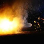 Nagy felfordulást okozott egy lángoló elektromos autó Ócsán: civilek, tűzoltók, mentők és katasztrófavédők is a helyszínen