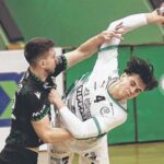 Durva sérülés: a mentők vitték le a pályáról az ETO játékosát – videó